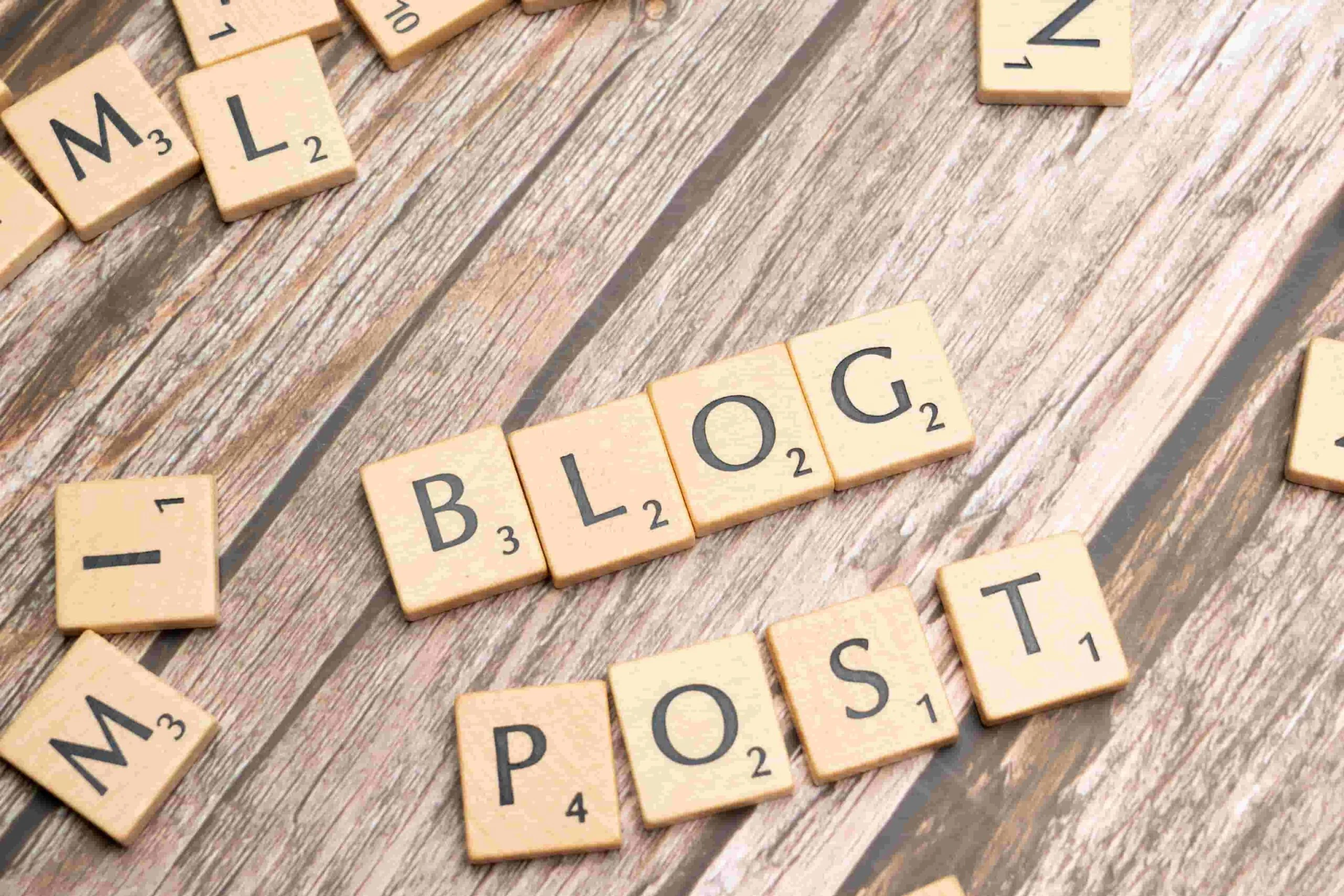 Best AI writing tools for bloggers featuring ChatGPT, Jasper, Grammarly, Writesonic, and other AI tools for creating blog posts and improving SEO.